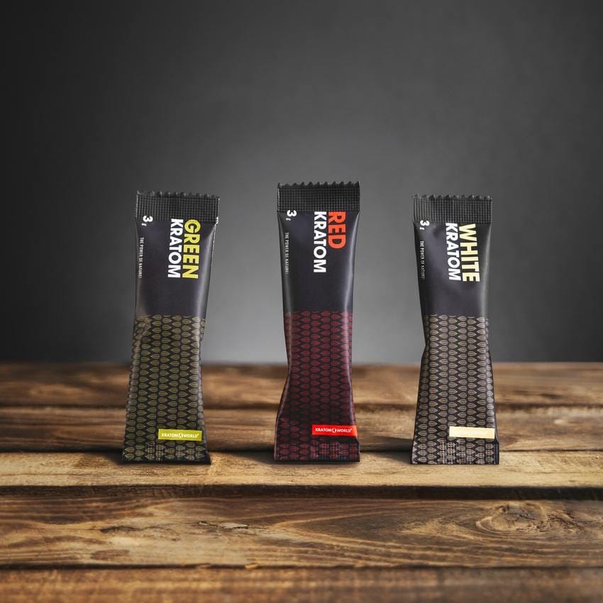 kratom world zelený bílý červený sáček red green white kratomworld prodej Kratom World 3g sáčky – Green Pure, Red Pure a White Pure Kratom jemný prášek z Indonésie, praktické malé balení kratomu ze Západního Kalimantanu, kvalitní kratom od značky Kratom World