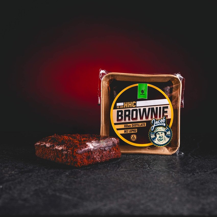 Prémiové čokoládové Brownie 10-OH HHC 60mg od Kratom World – bezlepkový sběratelský produkt vyrobený z kvalitních a pečlivě testovaných surovin, obohacený o 60 mg konopného extraktu 10-OH-HHC, který je mezi sběrateli ceněn pro své relaxační, antistresové a regenerační účinky, představuje ideální volbu pro ty, kdo hledají jedinečnou kombinaci sladkého dezertu a inovativního konopného derivátu ve formě sběratelského edibles.