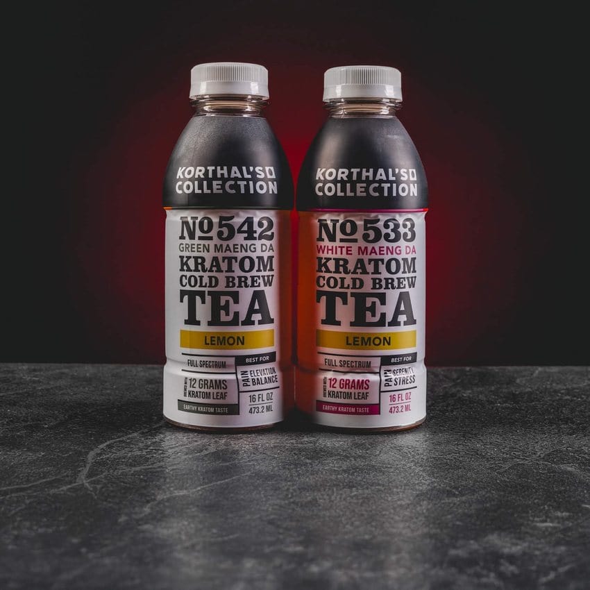 kratom world seltzer lemon tea čaj pití nápoj kratomworld prodej Kratom Cold Brew Tea 470 ml – osvěžující cold brew nápoj s citronovou šťávou a extraktem z Green nebo White Maeng Da kratomu, obsahující až 183 mg mitragyninu pro sběratelskou podporu energie, klidu a rovnováhy