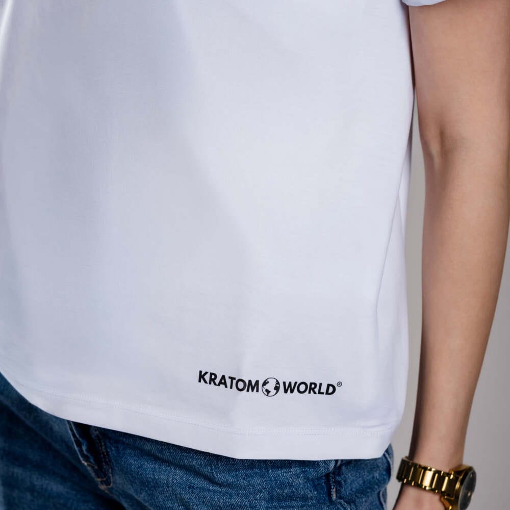 Dámské tričko Kratom World s motivem damn bro, go buy KAVA KAVA – originální merch pro milovníky kratomu a fanoušky značky Kratom World, stylový streetwear design s výrazným potiskem, pohodlné tričko pro každodenní nošení, ideální do města, na eventy i jako sběratelský kousek pro komunitu kolem kratomu close up