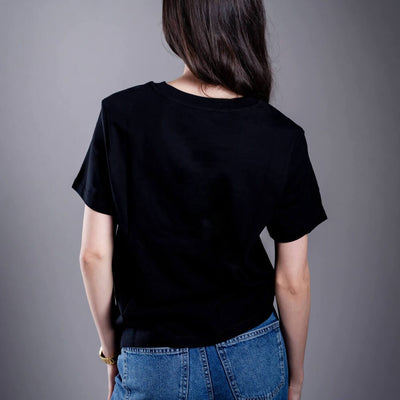 Dámské tričko Kratom World s motivem Damn bro go buy kratom – originální merch pro milovníky kratomu a fanoušky značky Kratom World, stylový streetwear design s výrazným potiskem, pohodlné tričko pro každodenní nošení, ideální do města, na eventy i jako sběratelský kousek pro komunitu kolem kratomu back-black