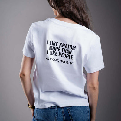 Dámské tričko Kratom World s motivem I like Kratom more than I like people.“ – originální merch pro milovníky kratomu a fanoušky značky Kratom World, stylový streetwear design s výrazným potiskem, pohodlné tričko pro každodenní nošení, ideální do města, na eventy i jako sběratelský kousek pro komunitu kolem kratomu back