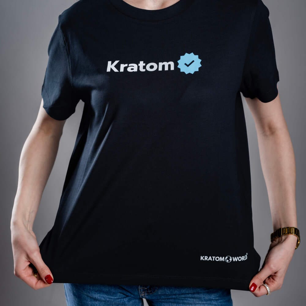 Dámské tričko Kratom World s motivem Kratom Verified – originální merch pro milovníky kratomu a fanoušky značky Kratom World, stylový streetwear design s výrazným potiskem, pohodlné tričko pro každodenní nošení, ideální do města, na eventy i jako sběratelský kousek pro komunitu kolem kratomu close up-black
