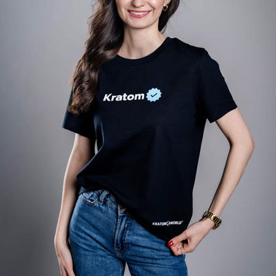 Dámské tričko Kratom World s motivem „Kratom Verified“ – originální merch pro milovníky kratomu a fanoušky značky Kratom World, stylový streetwear design s výrazným potiskem, pohodlné tričko pro každodenní nošení, ideální do města, na eventy i jako sběratelský kousek pro komunitu kolem kratomu-black