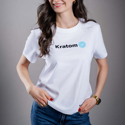 Dámské tričko Kratom World s motivem „Kratom Verified“ – originální merch pro milovníky kratomu a fanoušky značky Kratom World, stylový streetwear design s výrazným potiskem, pohodlné tričko pro každodenní nošení, ideální do města, na eventy i jako sběratelský kousek pro komunitu kolem kratomu