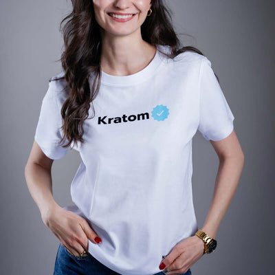Dámské tričko Kratom World s motivem „Kratom Verified – originální merch pro milovníky kratomu a fanoušky značky Kratom World, stylový streetwear design s výrazným potiskem, pohodlné tričko pro každodenní nošení, ideální do města, na eventy i jako sběratelský kousek pro komunitu kolem kratomu logo detail