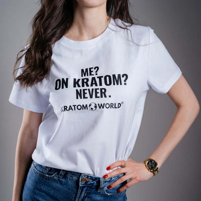 Dámské tričko Kratom World s motivem „Me? On Kratom? Never.“ – originální merch pro milovníky kratomu a fanoušky značky Kratom World, stylový streetwear design s výrazným potiskem, pohodlné tričko pro každodenní nošení, ideální do města, na eventy i jako sběratelský kousek pro komunitu kolem kratomu close up