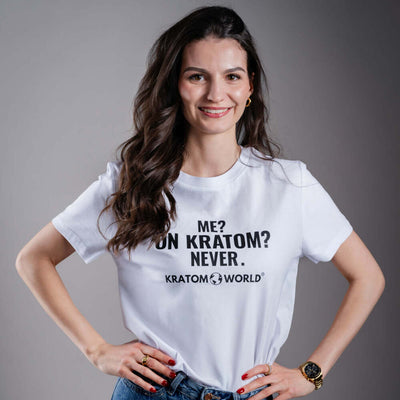 Dámské tričko Kratom World s motivem „Me? On Kratom? Never.“ – originální merch pro milovníky kratomu a fanoušky značky Kratom World, stylový streetwear design s výrazným potiskem, pohodlné tričko pro každodenní nošení, ideální do města, na eventy i jako sběratelský kousek pro komunitu kolem kratomu logo detail