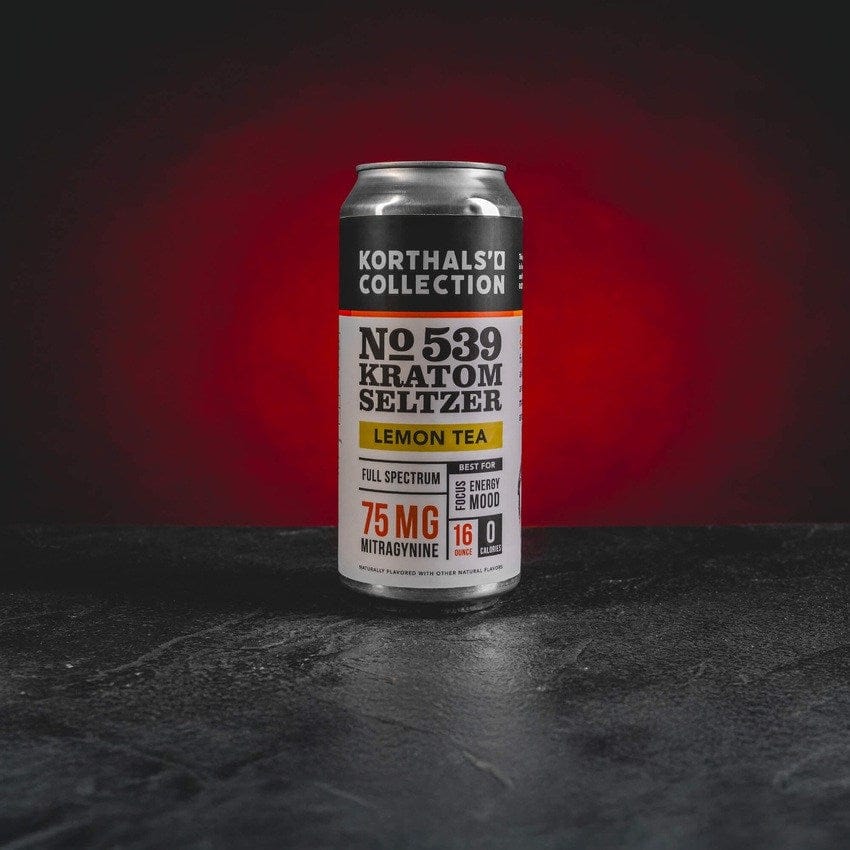 kratom world seltzer lemon tea čaj pití nápoj kratomworld prodej Plechovka Kratom Seltzer Lemon Tea 470 ml od Kratom World – perlivý nápoj s citronovo-čajovou vůní a 75 mg mitragyninu pro sběratelskou podporu energie, soustředění a nálady.