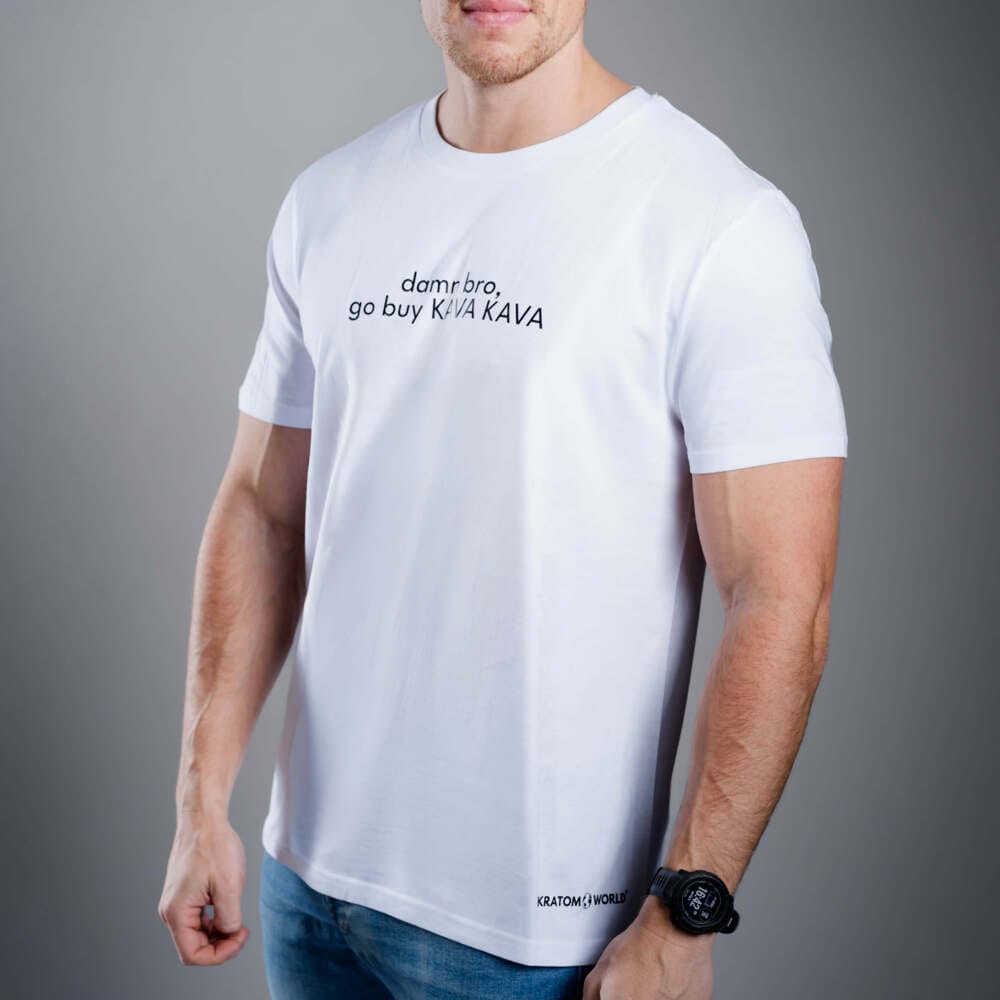 Pánské tričko Kratom World s motivem damn bro, go buy KAVA KAVA – originální merch pro milovníky kratomu a fanoušky značky Kratom World, stylový streetwear design s výrazným potiskem, pohodlné tričko pro každodenní nošení, ideální do města, na eventy i jako sběratelský kousek pro komunitu kolem kratomu logo detail