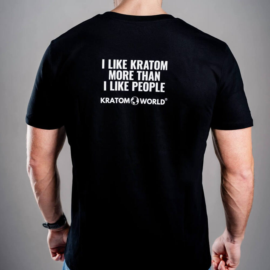 Pánské tričko Kratom World s motivem I like Kratom more than I like people.“ – originální merch pro milovníky kratomu a fanoušky značky Kratom World, stylový streetwear design s výrazným potiskem, pohodlné tričko pro každodenní nošení, ideální do města, na eventy i jako sběratelský kousek pro komunitu kolem kratomu back-black