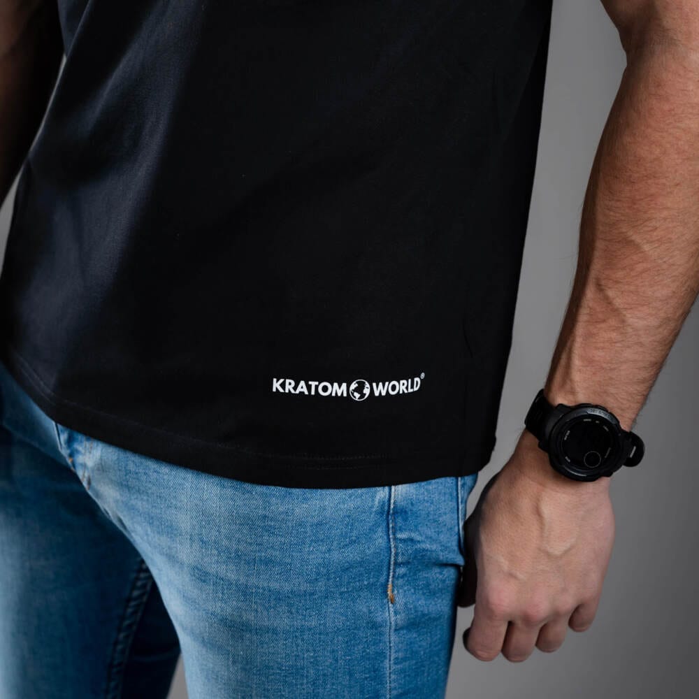 Pánské tričko Kratom World s motivem „Kratom Verified“ – originální merch pro milovníky kratomu a fanoušky značky Kratom World, stylový streetwear design s výrazným potiskem, pohodlné tričko pro každodenní nošení, ideální do města, na eventy i jako sběratelský kousek pro komunitu kolem kratomu close up-black