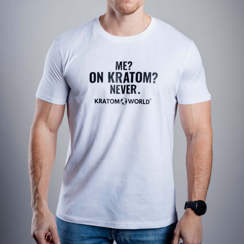 Pánské tričko Kratom World s motivem „Me? On Kratom? Never.“ – originální merch pro milovníky kratomu a fanoušky značky Kratom World, stylový streetwear design s výrazným potiskem, pohodlné tričko pro každodenní nošení, ideální do města, na eventy i jako sběratelský kousek pro komunitu kolem kratomu logo detail