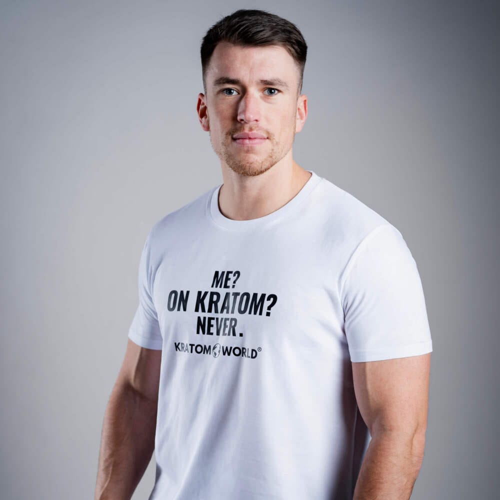 Pánské tričko Kratom World s motivem „Me? On Kratom? Never.“ – originální merch pro milovníky kratomu a fanoušky značky Kratom World, stylový streetwear design s výrazným potiskem, pohodlné tričko pro každodenní nošení, ideální do města, na eventy i jako sběratelský kousek pro komunitu kolem kratomu