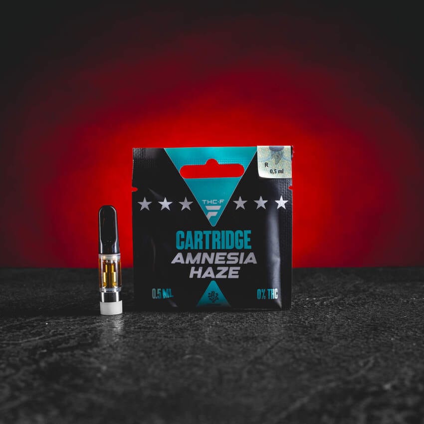 THF Cartridge Amnesia Haze s moderní formulí THF a sativa-selektivním profilem nabízí svěží citrusovou chuť s tóny limetky a tropického ovoce, čistý terpenový profil, hladký potah a jasný, povznášející sběratelský efekt vhodný pro aktivní a kreativní chvíle.