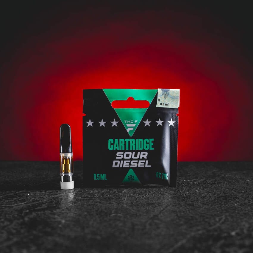THF Cartridge Sour Diesel s moderní formulí THF nabízí výraznou kombinaci citrusů, bylin a typického dieselového aroma, rychlý nástup, podporu soustředění a čistou energii, intenzivní terpenový profil a výrazný chuťový zážitek.