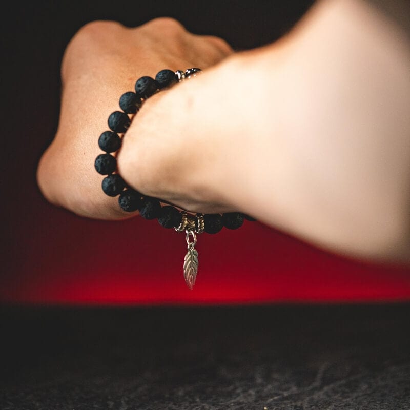 Kratom World Náramek Bali Lávové Kameny Lístek Kratomu a Semínko Kratomu Kratom Prodej Praha Dámský a Pánský Náramek Pro Páry Detail Náramku Na Natáhlé Ruce Kratom Red a Green